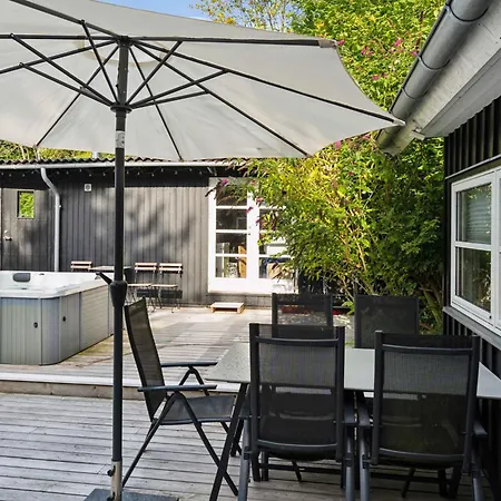 Vakantiehuis Modern House With Outdoor And Sauna